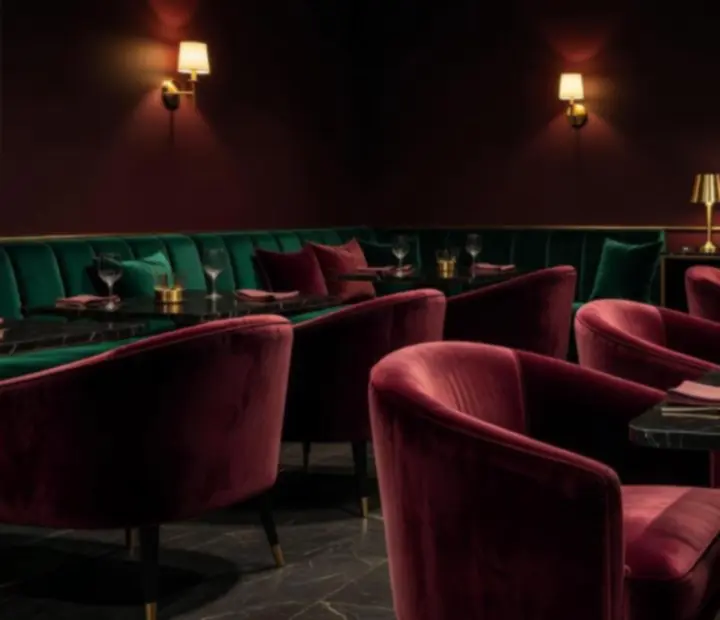 Ambiance feutrée d’un salon de restaurant habillé de velours