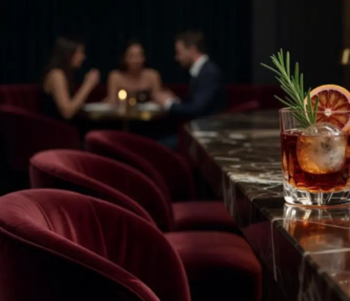 Cocktail signature Terra Ciel posé sur un bar en marbre sombre, avec reflet doré.