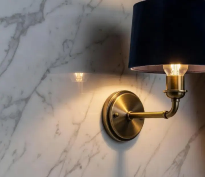 Détail de luminaire et de décor inspiré des grands salons de casino, dans une atmosphère feutrée