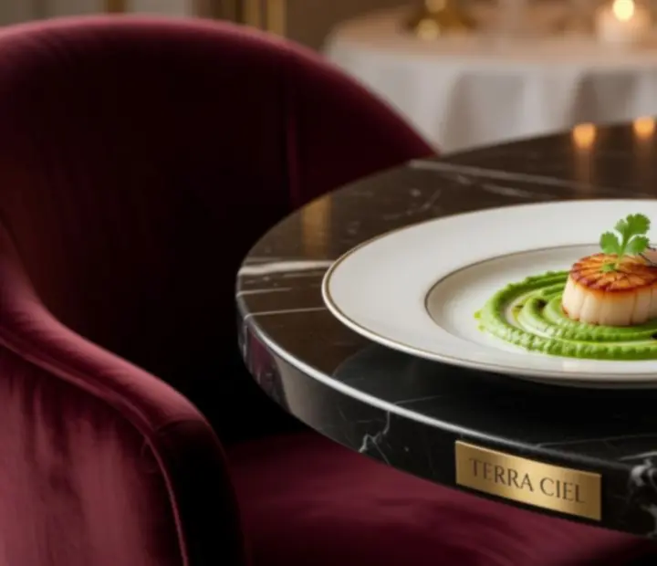 Table dressée avec assiettes gastronomiques et verres en cristal